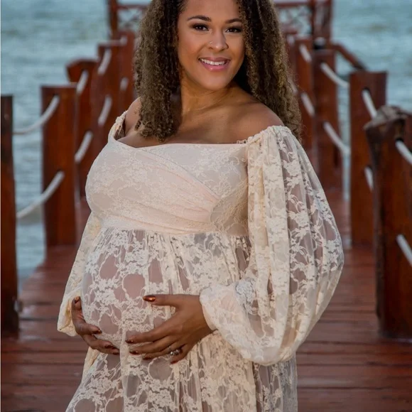 Elegant Lace Maternity Gown in Cream - Picture 2 of 4